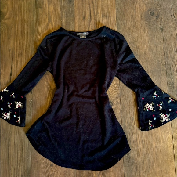 ❤️black embroidered bell sleeve top - Picture 1 of 2